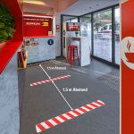 ZRD-BODENMARKIERUNG_abstand-halten_simu_04-2020_int